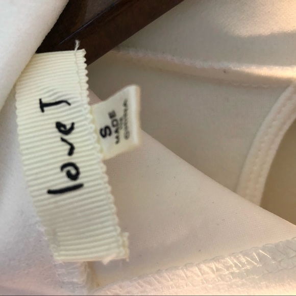 💕 Classy Key hole Ruffle Blouse - Picture 3 of 3